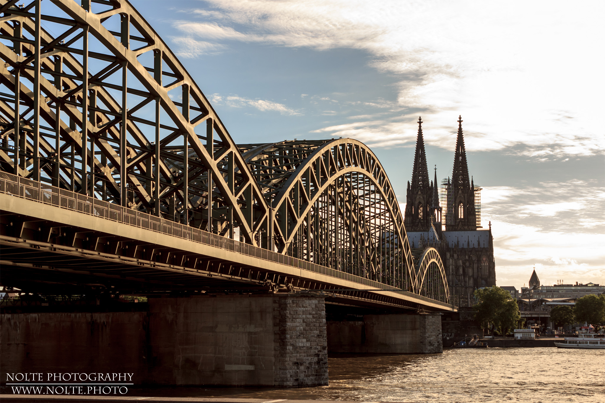 Blick über den Rhein zum DOM mit der Hohenzollernbrücke aus einer anderen Position.